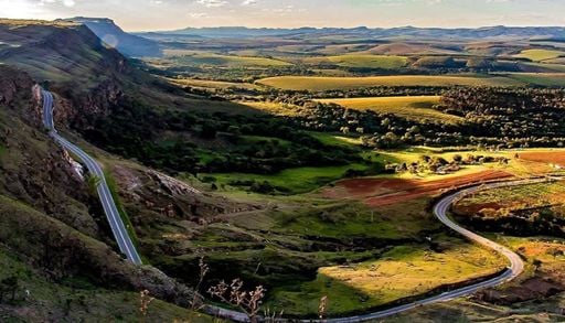 A 280 km de BH, cidade mineira encanta com mais de 80 cachoeiras e serras impressionantes