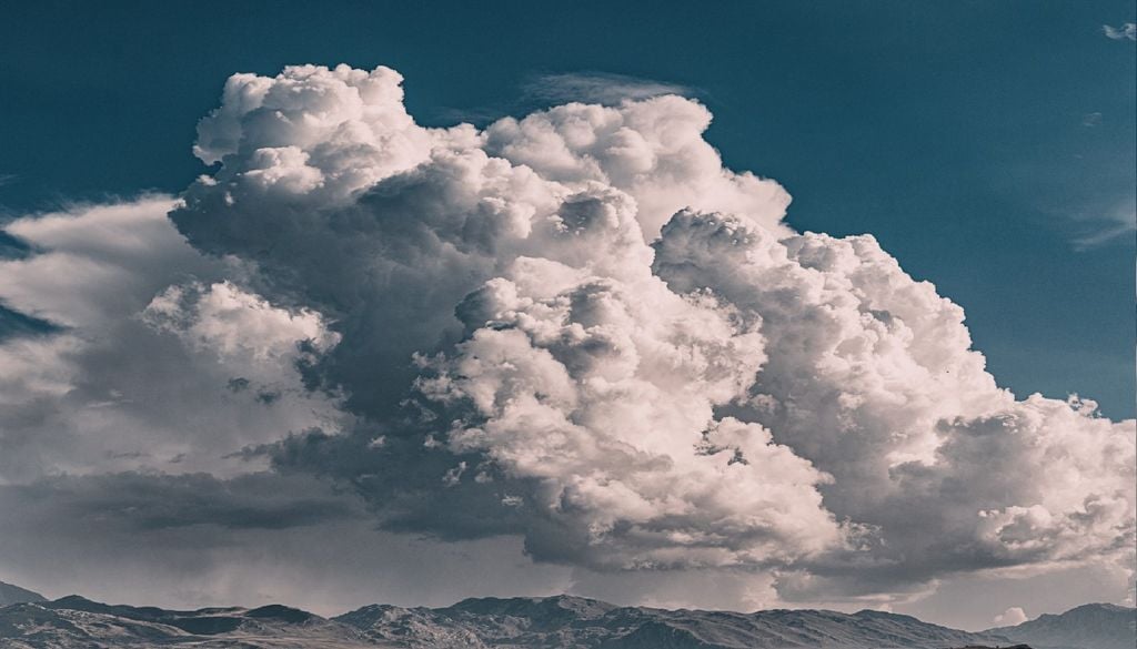 Nuvens convectivas, nuvens com fortes movimentos verticais ascendentes.