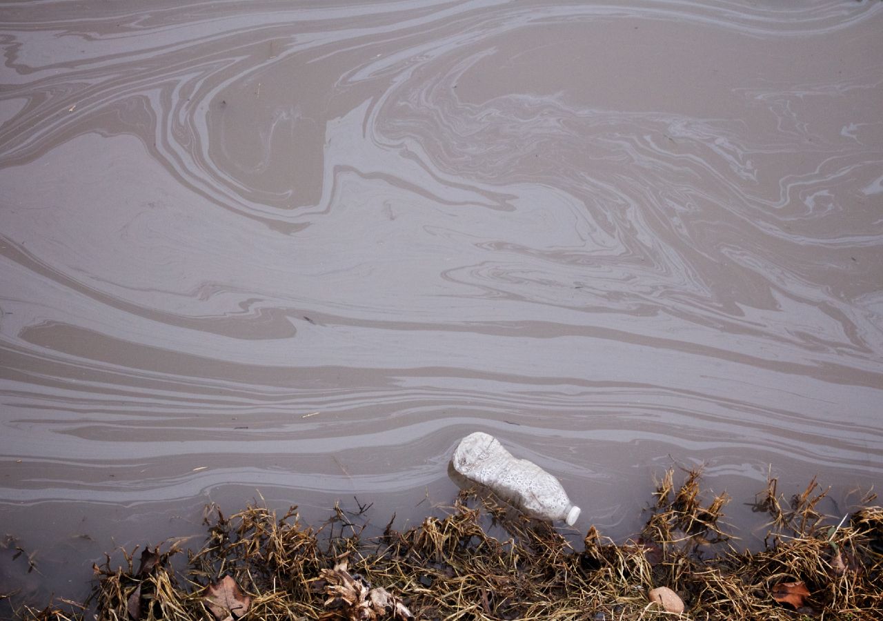La contaminación química del agua es tan importante como la contaminación plástica, visible al ojo humano.