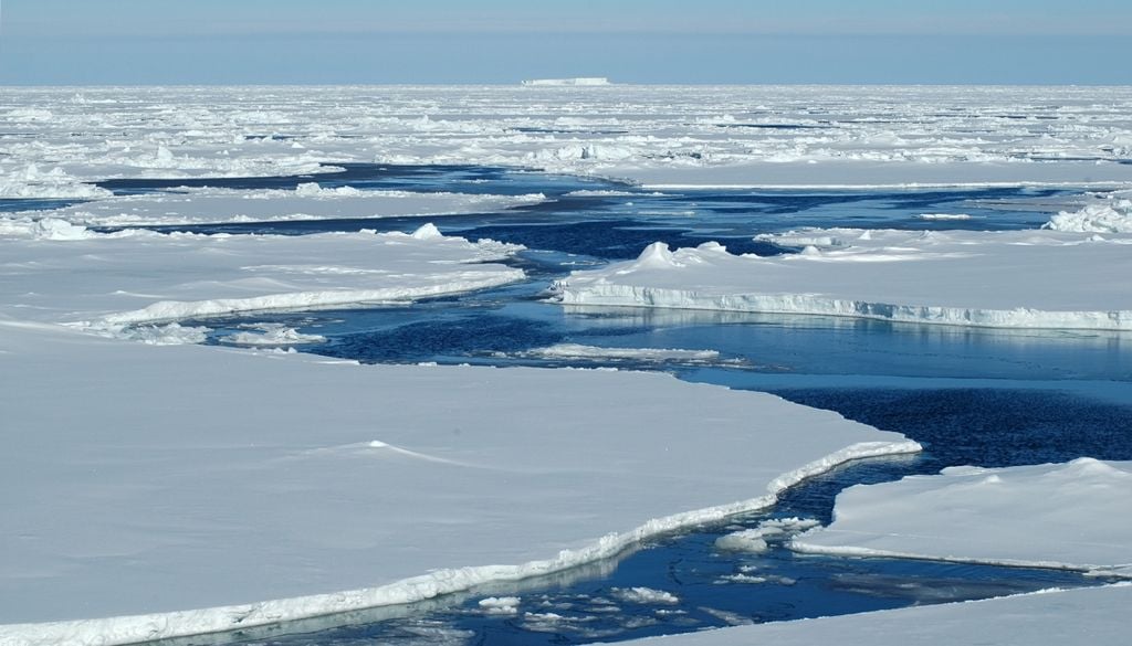 antártida As experiências com modelos de circulação atmosférica forneceram provas adicionais de que o aquecimento da "piscina quente" tropical impulsionou diretamente tanto as alterações na circulação como o aumento da precipitação de neve.