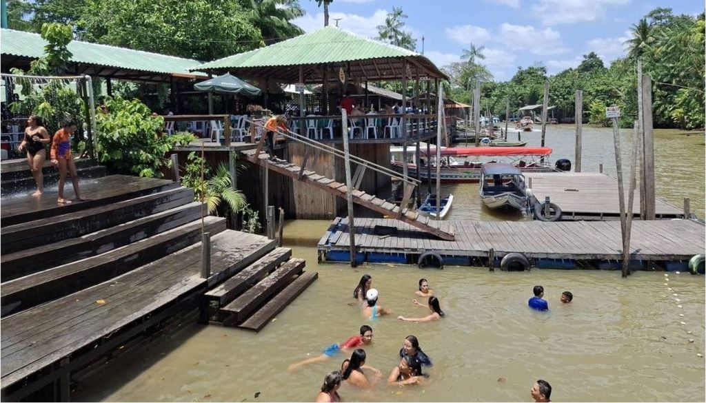 Um dos canais do leito do Rio Guamá, turistas se banham em uma piscina natural. Crédito: Gutemberg Bogéa.