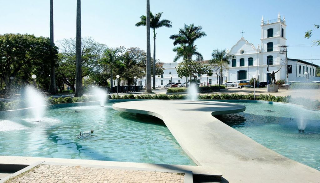 A Praça da Independência, ou Largo do Carmo, possui lindas palmeiras que desembocam na Igreja do Carmo. Crédito: Divulgação.