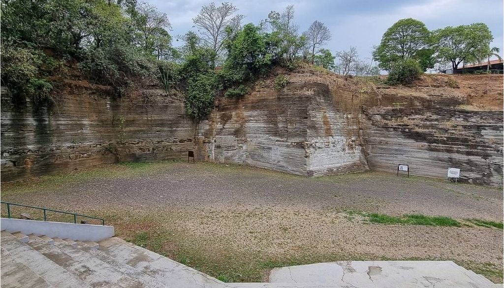 A pedreira com paredões rochosos de 280 milhões de anos no Parque Geológico do Varvito, em Itu (SP). Crédito: Webysther Nunes/Wikimedia Commons.