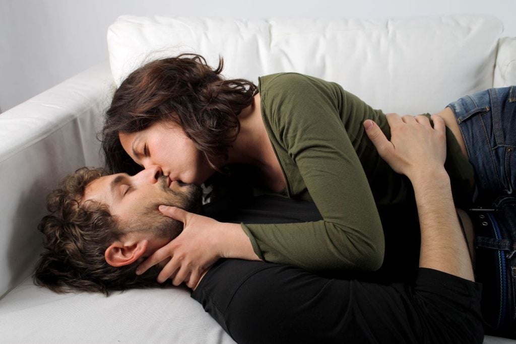 El intercambio de saliva durante los besos puede tener efectos hormonales.