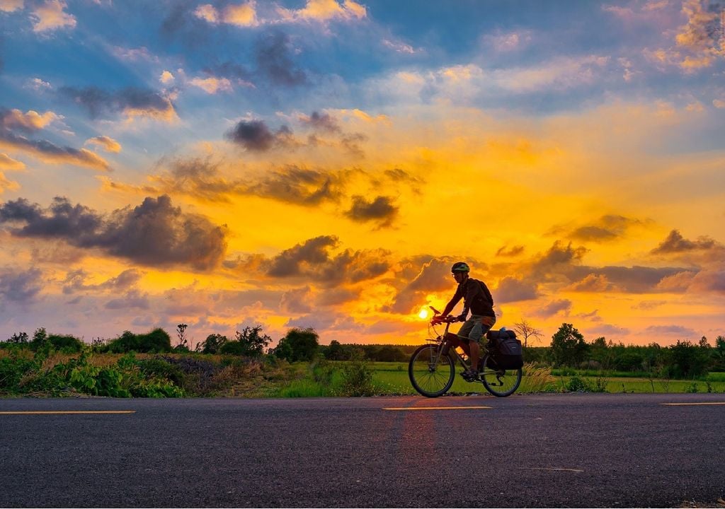 ciclista ao por do sol