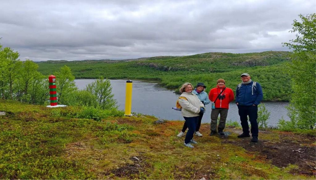 Os marcos fronteiriços ao longo dos trilhos de Kirkenes assinalam, com precisão, a divisão entre a Noruega e a Rússia, numa paisagem onde a natureza e a geopolítica se encontram. Fonte: Kirkenes Tours