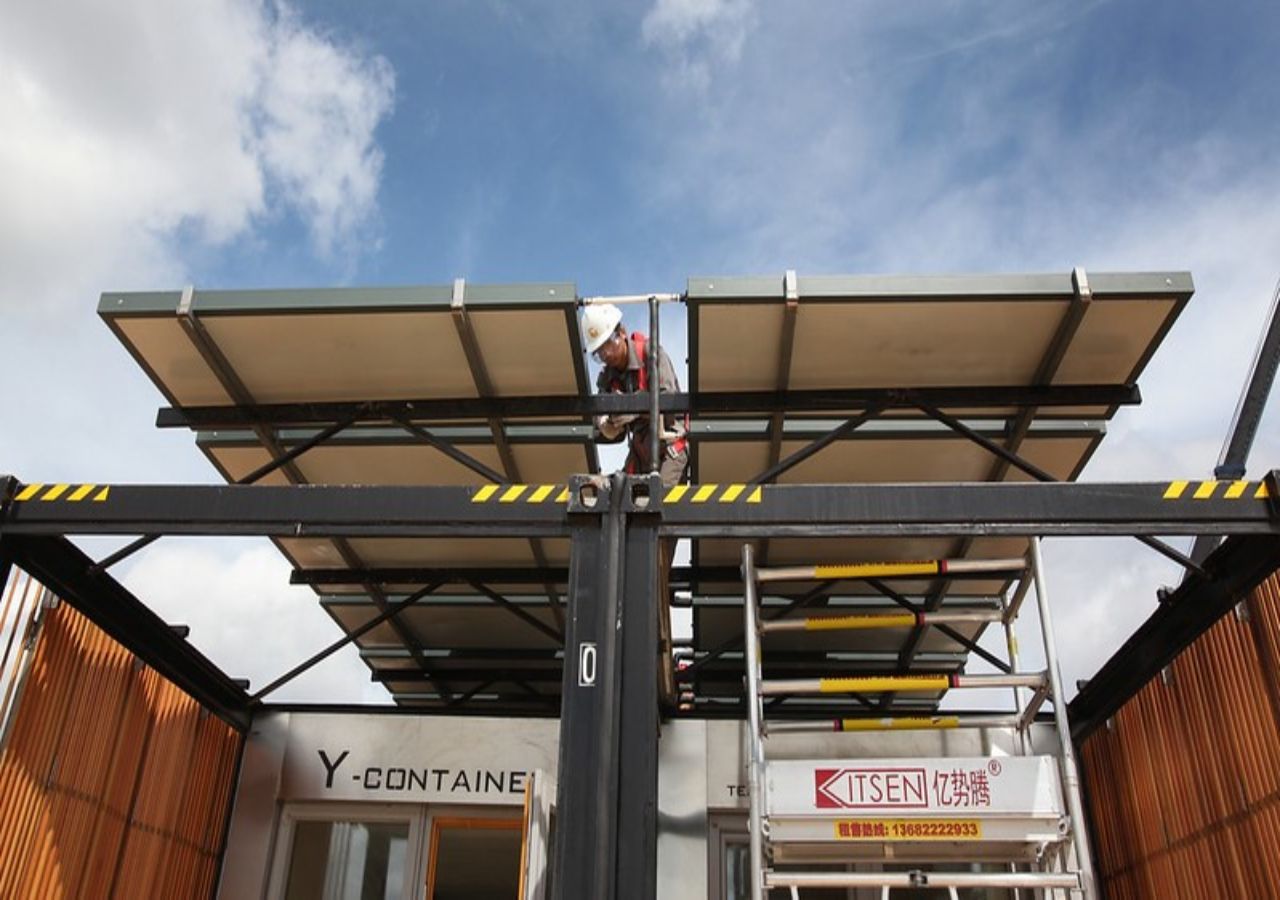 Transformación de contenedores en viviendas con la respectiva instalación de paneles solares. Fuente: CIN