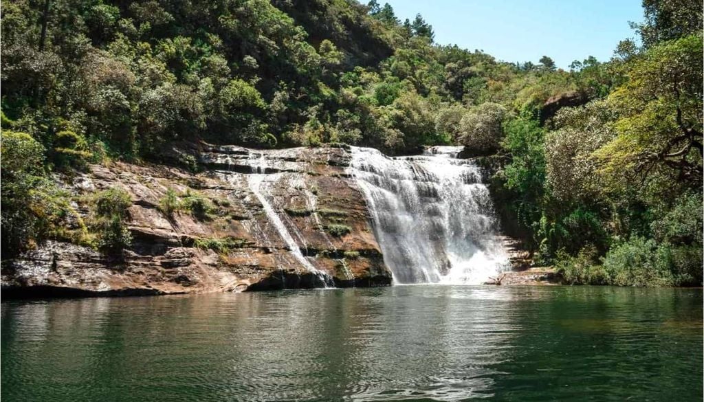 A Cachoeira Lago Azul, no Parque Municipal Lago Azul, em Jaguariaíva. Crédito: Divulgação.