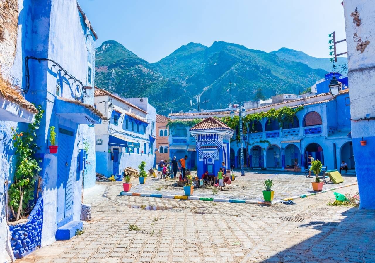 Desde passeios por entre as suas ruas e casas azuis até ao deleite proporcionado pelos sabores exóticos da gastronomia e pelas experiências nas oficinas de marroquinaria, a "Pérola Azul" é um dos destinos de Marrocos que merece a sua visita.