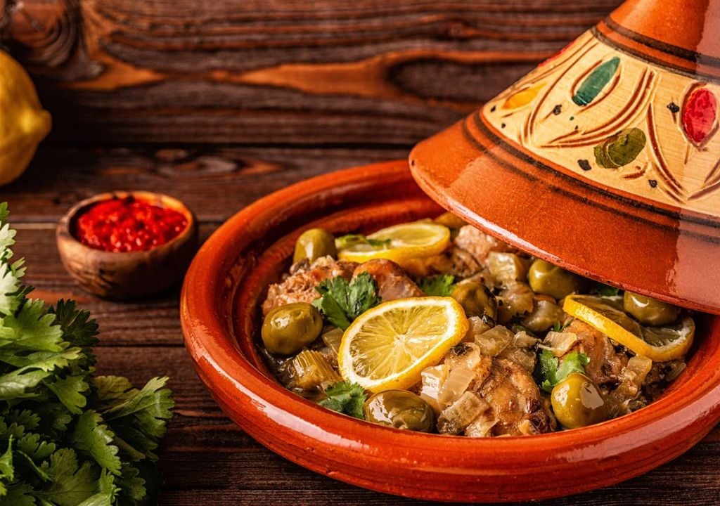 Na confeção do tajine são utilizadas carnes como o frango, o borrego ou a vaca, vegetais como a cenoura, batata, courgette e tomate, e ainda ingredientes como amêndoas, figos, açafrão, azeite, azeitonas, picantes, tâmaras e argão, bem como especiarias como o gengibre, cardamomo, coentro, paprika, curcuma, cominho, pimenta e canela. Todo este ‘cocktail’ de sabores estufado em lume muito brando faz deste prato uma criação única que funde as cozinhas mediterrânea, africana e oriental.