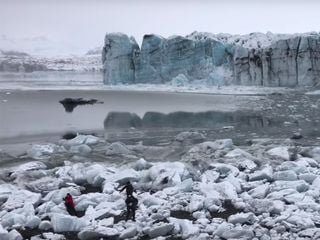 A collapsing glacier creates a mini 'tsunami'!