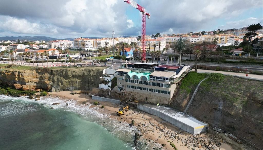 Estabilização da Arriba da Bafureira reforça a falésia com redes metálicas e betão, garantindo segurança antes da época balnear. Foto: União das Freguesias de Carcavelos e Parede