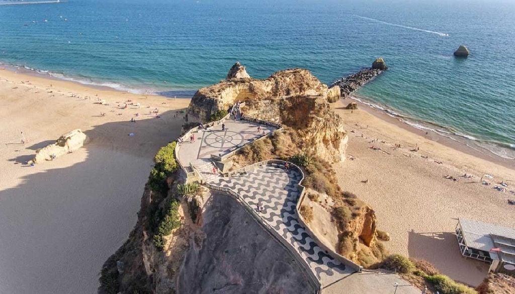 A alimentação artificial das praias portimonenses é assumida como vital para impedir a erosão acelerada no sopé das falésias. Foto: Junta de Freguesia de Portimão