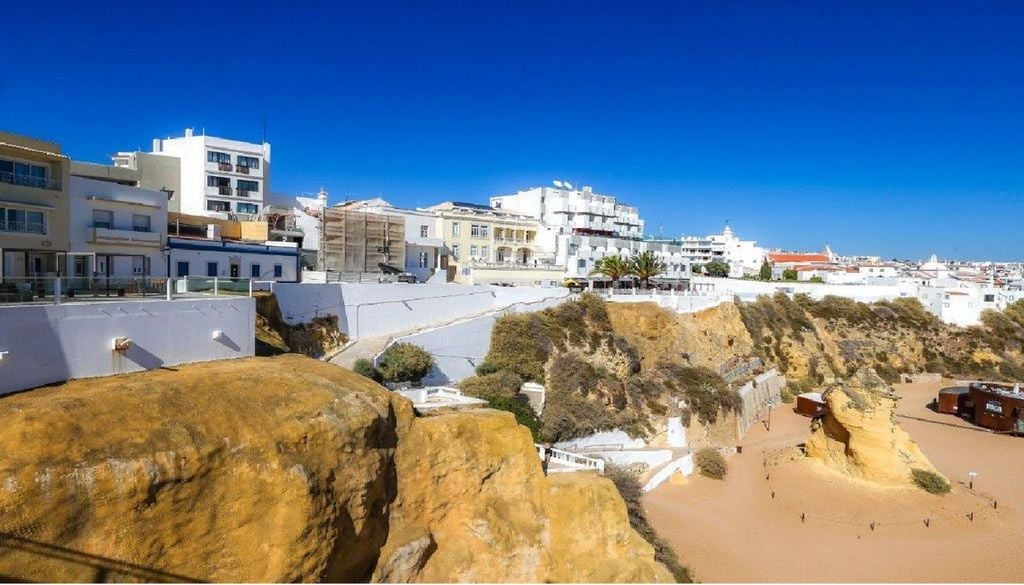 A intervenção na praia do Peneco, em Albufeira, inclui a estabilização de arribas e requalificação dos acessos. A prioridade é a consolidação do rochedo emblemático devido ao alto risco de derrocada. Foto: Município de Albufeira