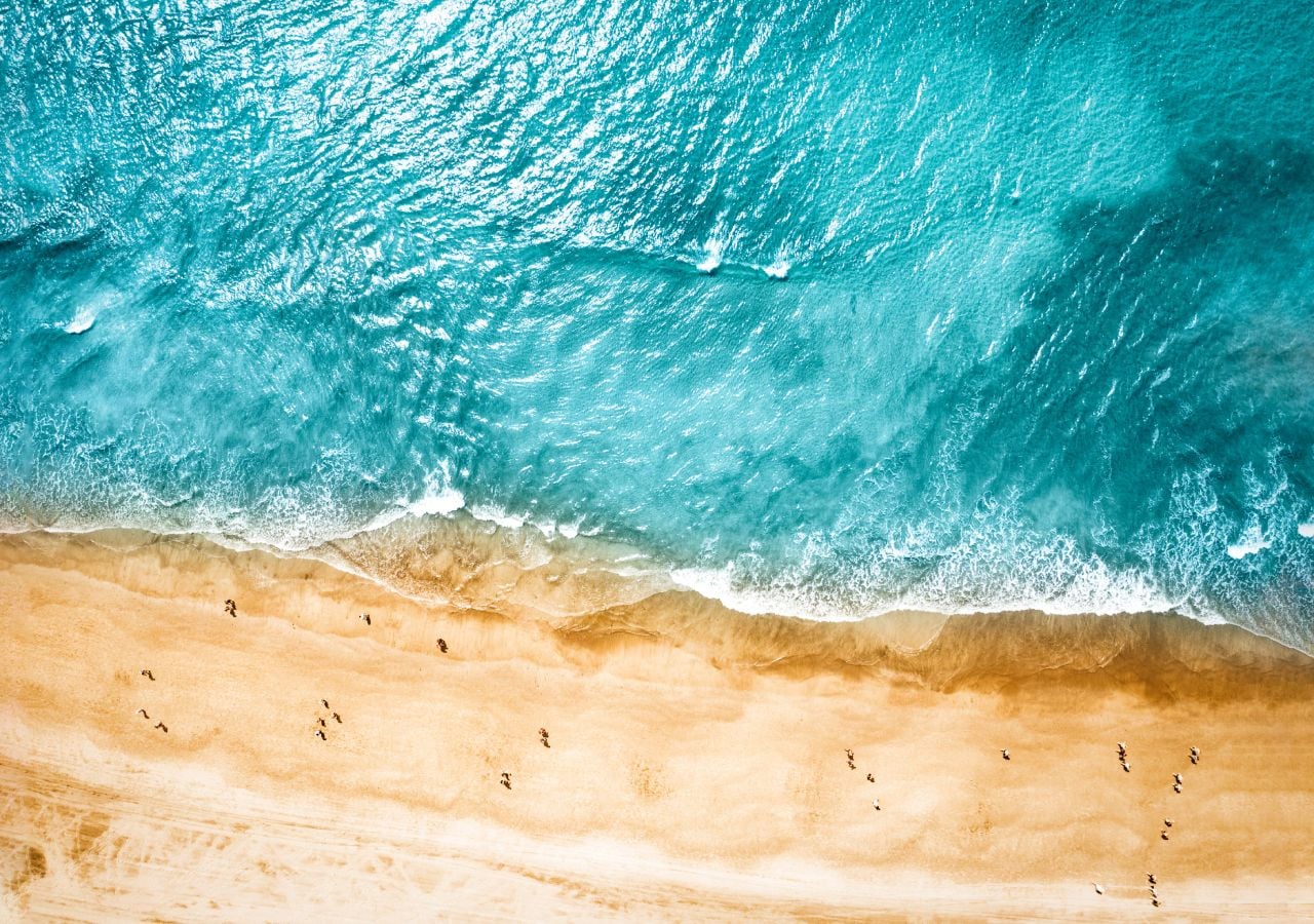 O Mar Mediterrâneo, tal como o conhecemos, formou-se há cerca de 5,3 milhões de anos quando as águas do Oceano Atlântico romperam o estreito de Gibraltar.