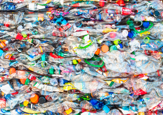 A crise silenciosa: por que o plástico virgem barato está a matar a reciclagem na Europa