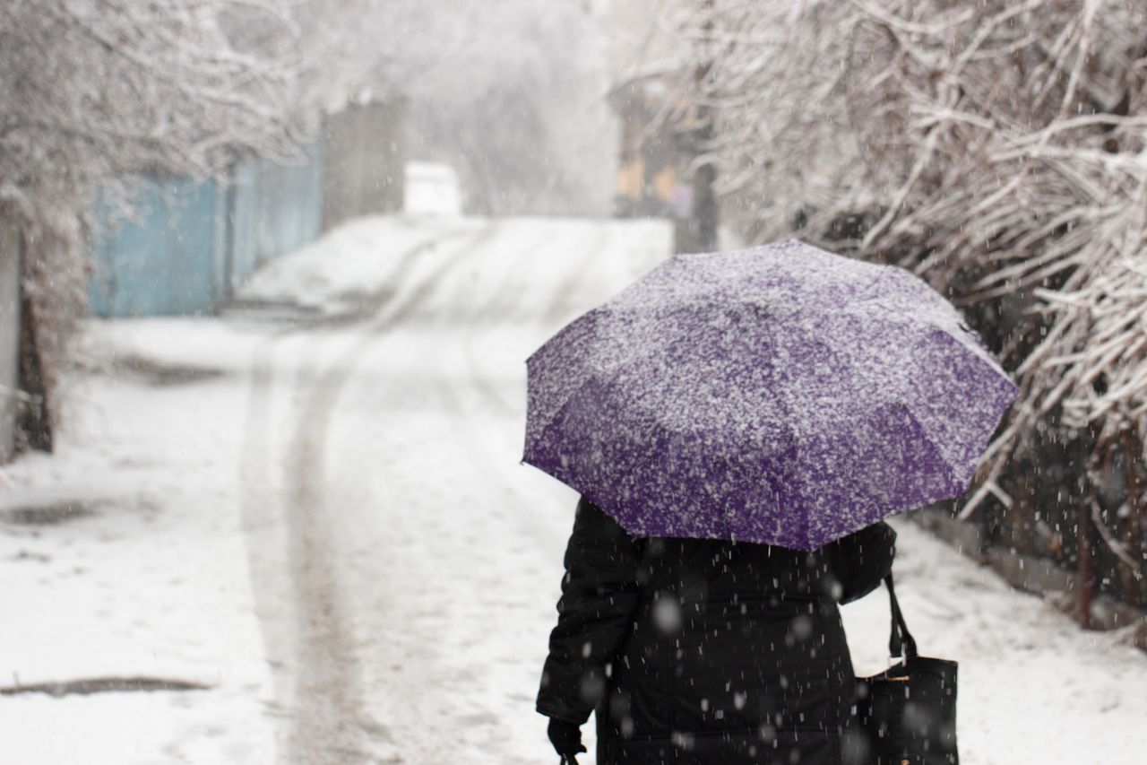 A entrada de ar mais frio associada à passagem de uma frente fria poderá favorecer novos episódios de neve nas zonas de maior altitude. Situações deste tipo são relativamente comuns quando massas de ar frio acompanham sistemas frontais na transição do inverno para a primavera.