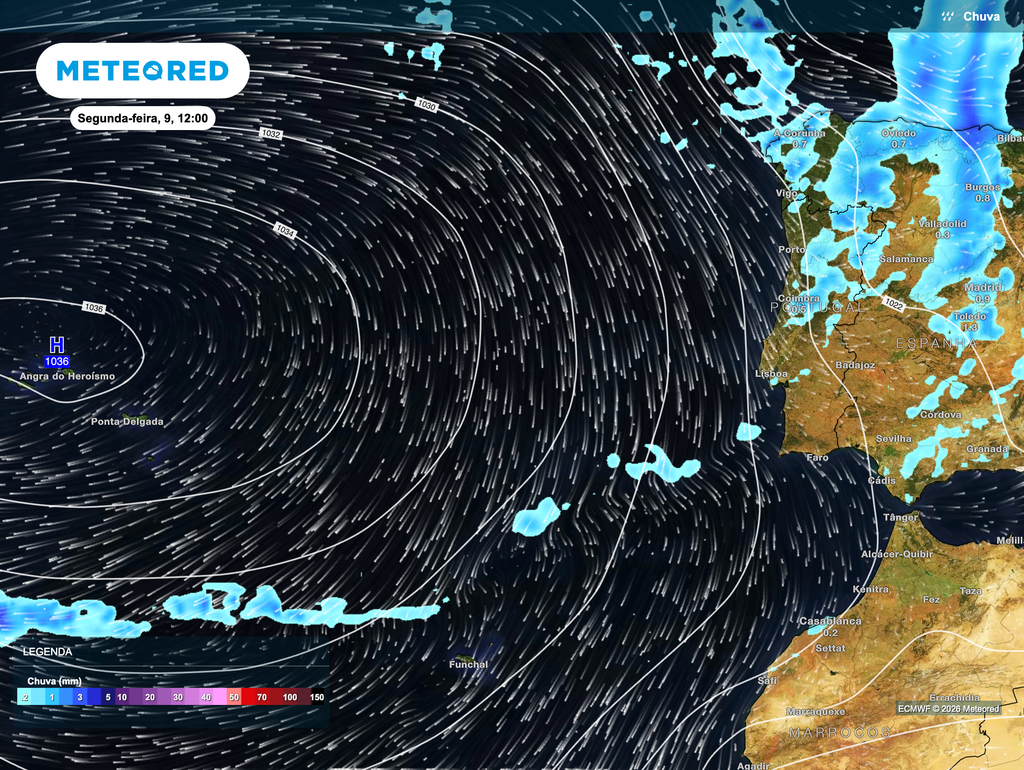 Mapa de precipitação previsto para o início da tarde de segunda-feira (9) mostra a frente fria a aproximar-se da Península Ibérica. Este sistema deverá atravessar Portugal ao longo do dia, trazendo períodos de chuva e aguaceiros que poderão ocorrer inicialmente no litoral norte e centro e estender-se gradualmente ao restante território.