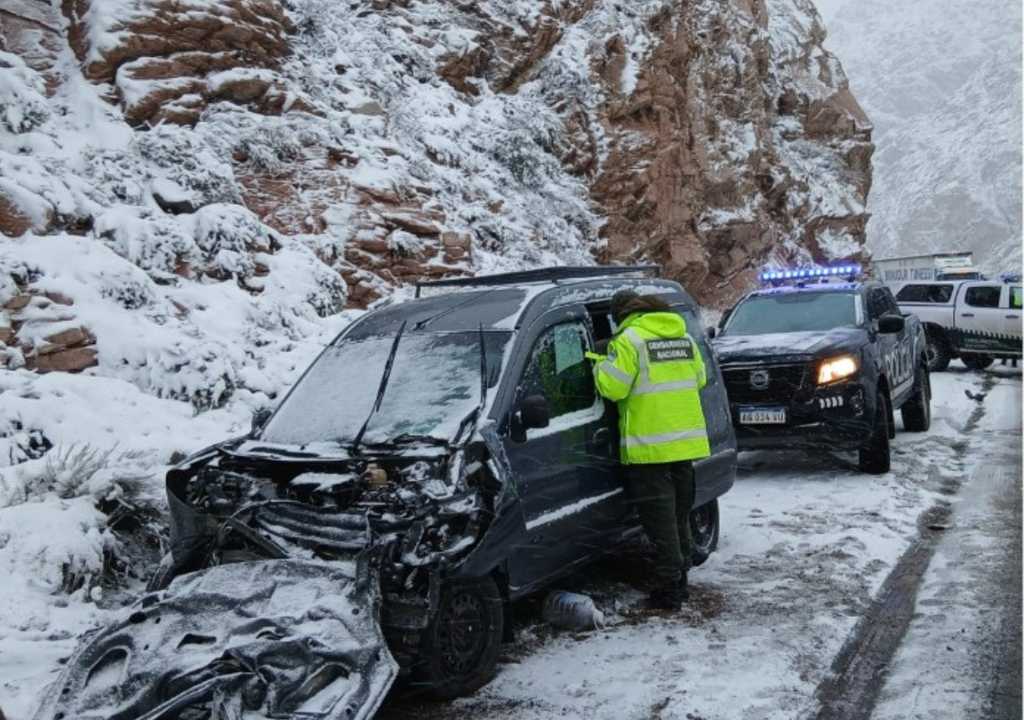 Nieve en Mendoza En la ruta 7, camino a Chile, dos vehículos chocaron como consecuencia de las nevadas y condiciones meteorológicas. Foto: X @VALLEOVA