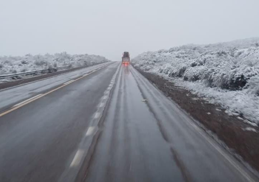 Nieve en Mendoza El Gran Mendoza amaneció con nevadas este sábado, a días del comienzo de la primavera. Foto: X @VALLEOVA