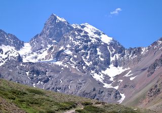 A dos horas de Santiago: el monumento natural con laguna, glaciar y espectaculares vistas para cerrar el verano