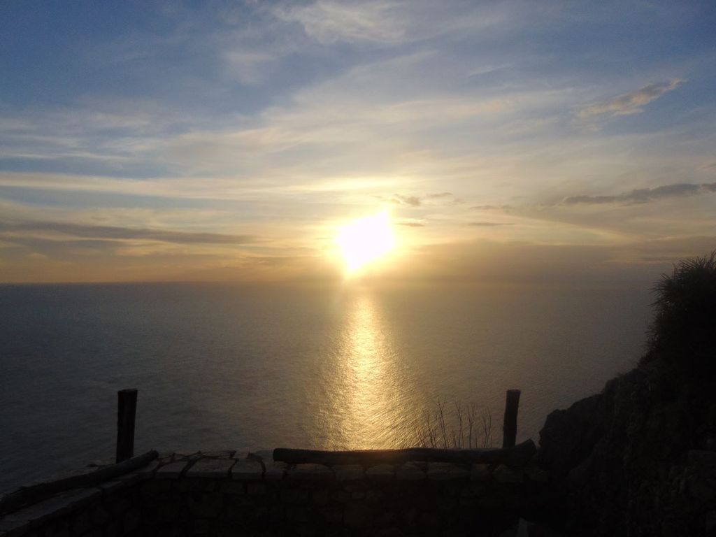 Un coucher de soleil vu depuis les hauteurs de l'île de Fanò, située au cœur du canal d'Otrante Un coucher de soleil vu depuis les hauteurs de l'île de Fanò, située au cœur du canal d'Otrante