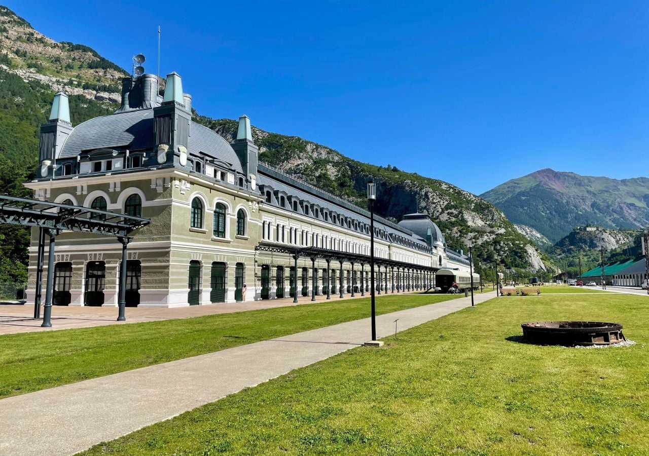 O edifício icónico da estação ferroviária de Canfranc foi recentemente convertido num Hotel de luxo, sendo que não deixa de se situar num área suscetível de ocorrerem cheias, inundações, deslizamentos de terra e avalanches.