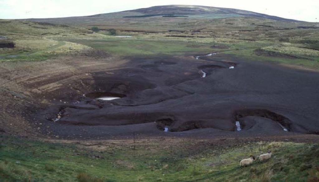 The Vanishing Lake Um novo estudo, ainda a decorrer no British Geological Survey em Belfast, poderá finalmente explicar o fenómeno. Foto: Mike Simms/ Loughareema, The Vanishing Lake / CC BY-SA 2.0, Wikimedia Commons