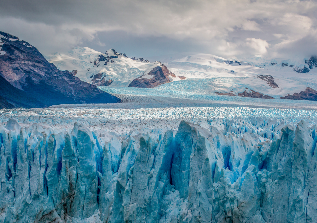 A imagem do relevo subglacial da Antártida revela montanhas e vales ocultos sob quilómetros de gelo.