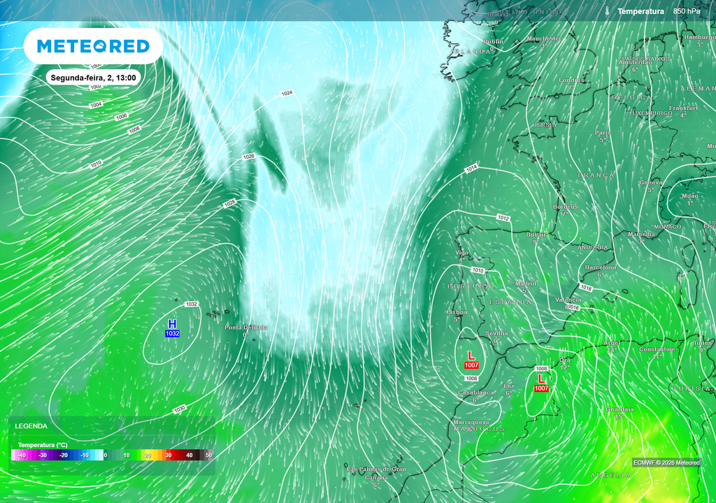 Advecção de ar polar mais frio em altitude (850 hPa) a descer de latitude sobre a Península Ibérica. Esta intrusão fria em níveis médios reforça o contraste térmico, aumenta a instabilidade e contribui para alimentar e organizar o centro de baixas pressões a sul.
