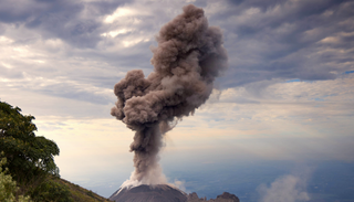 A gran velocidad: turistas huyen de sorprendente erupci&oacute;n en uno de los volcanes m&aacute;s activos de Guatemala