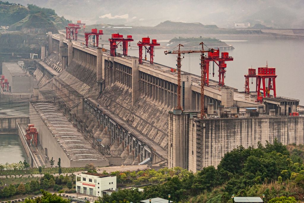 La centrale hydroélectrique des Trois Gorges, la plus grande du monde, située sur le fleuve Yangtze, produit 22 500 MW d'électricité et stocke plus de 39 milliards de mètres cubes d'eau.