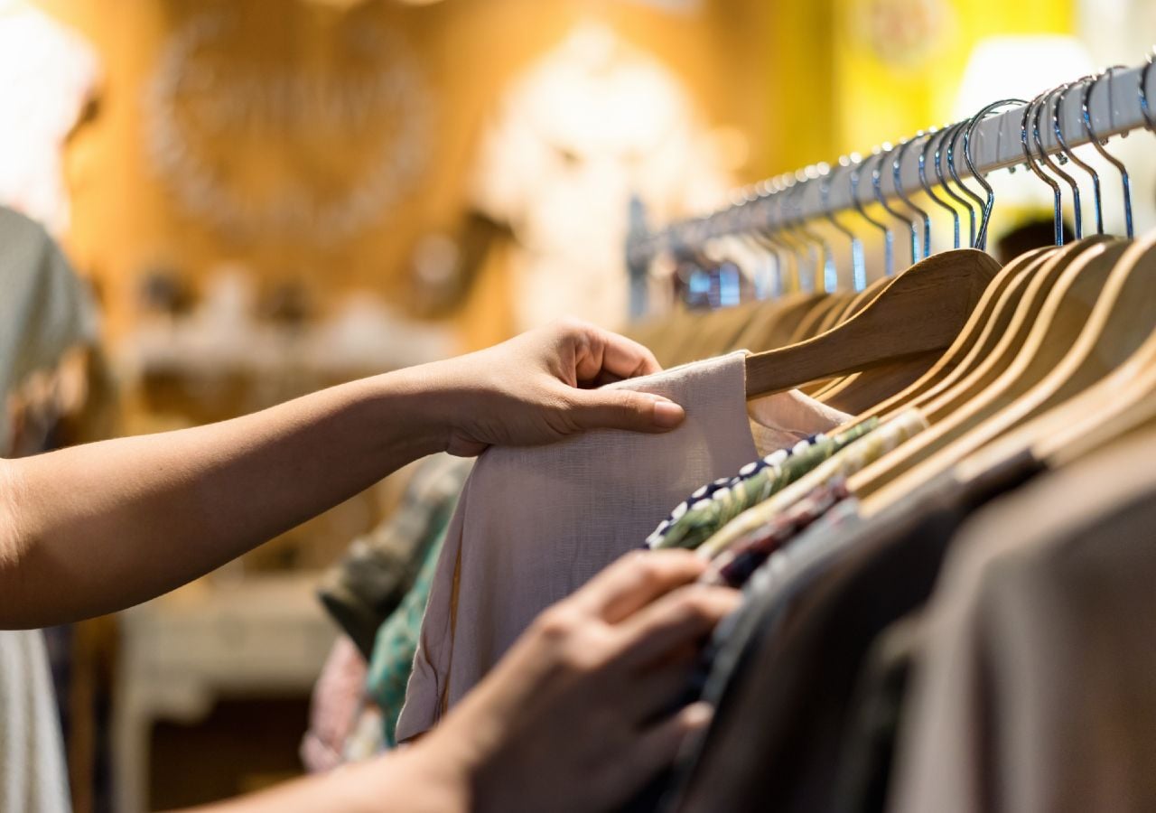 A forma tradicional de escolher roupa está a ser cada vez mais substituída pelas compras online, que potenciam o desperdício.