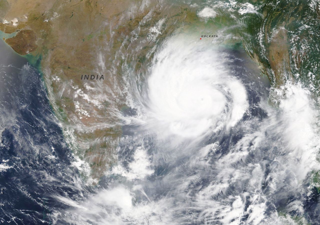 Imagem do Ciclone Amphan a dirigir-se para a Índia, em 2020, sendo ainda possível visualizar a Este e a Sul do evento principal, áreas de interesse, onde se verificava alguma instabilidade meteorológica.