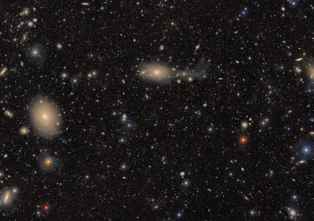 Uma das primeiras imagens divulgadas mostra o baú do tesouro cósmico que possui diferentes galáxias desde as mais próximas até galáxias mais distantes. Crédito: Vera C. Rubin Observatory