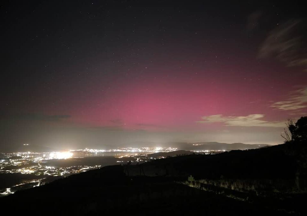 Aurora boreal na Serra d’Arga, Viana do Castelo. Foto: Reprodução Facebook/Meteo Trás os Montes - Portugal