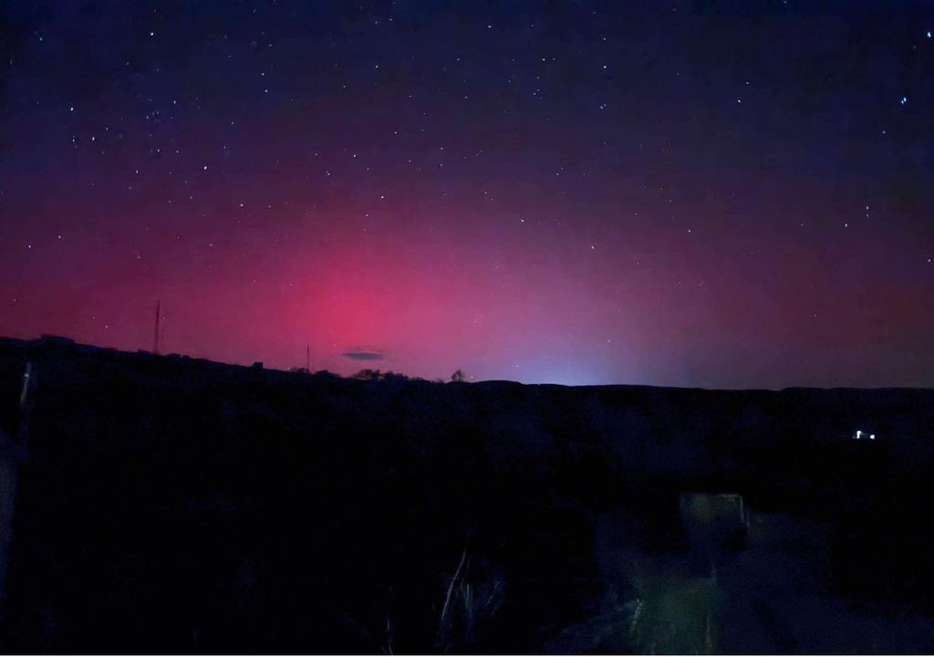 Aurora boreal em Vinhais, no município de Macedo de Cavaleiros. Foto: Reprodução Facebook/Meteo Trás os Montes - Portugal