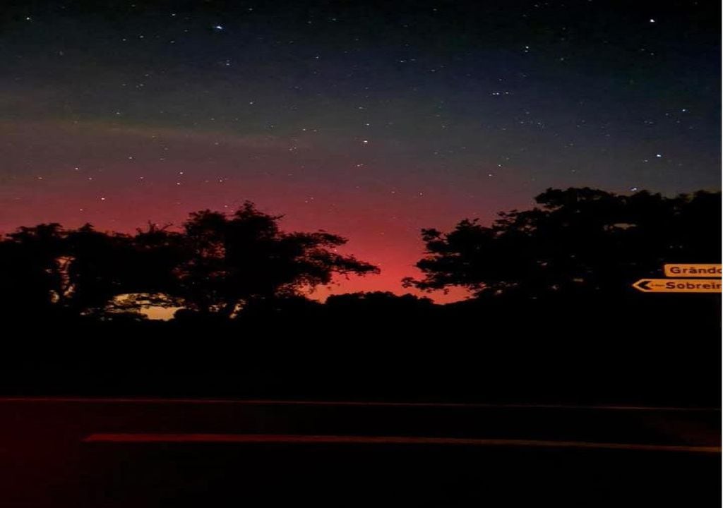 Aurora boreal em Grândola, no distrito de Setúbal. Foto: Reprodução Facebook/Meteo Trás os Montes - Portugal
