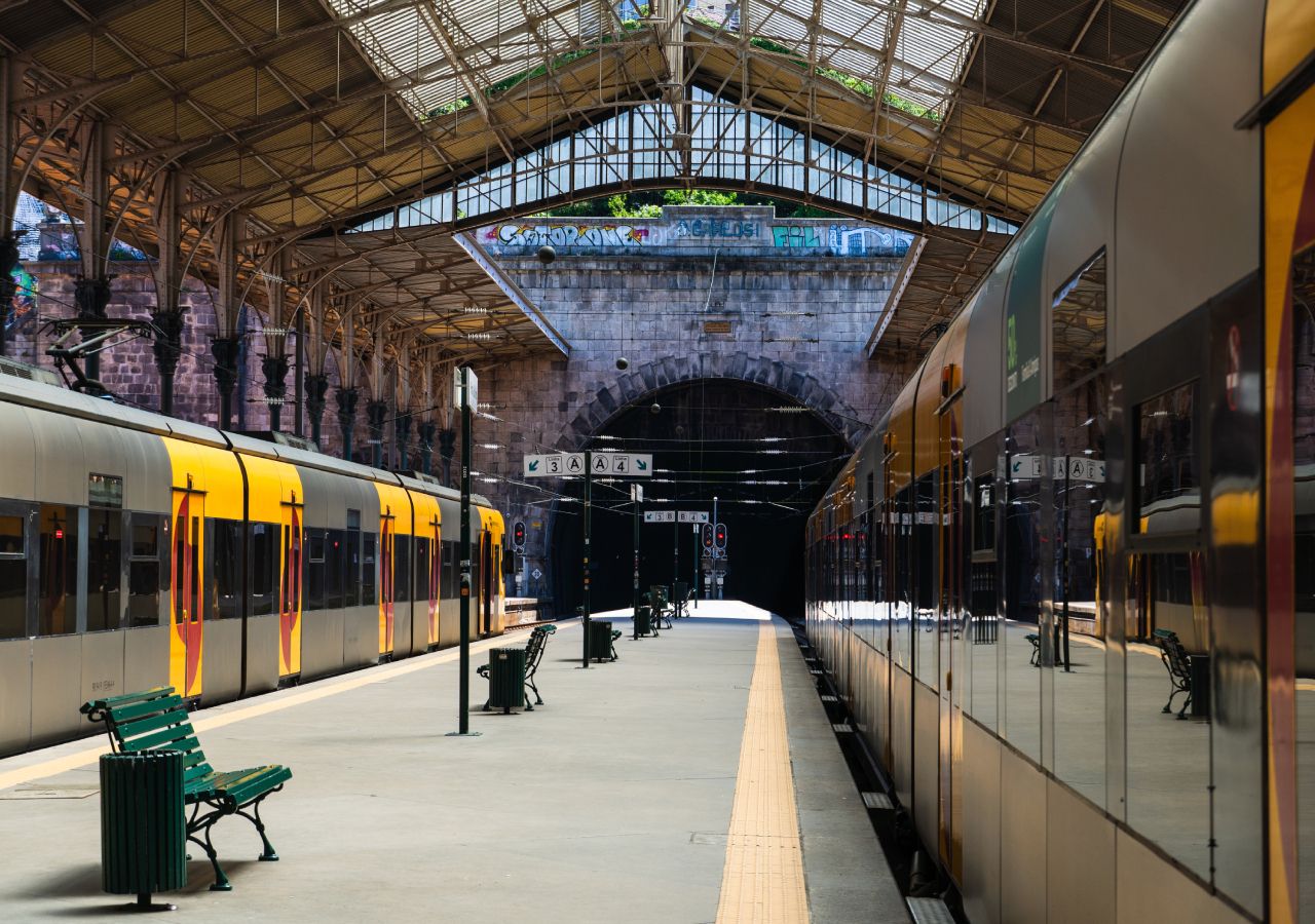 A estação ferroviária de São Bento beneficia da sua localização central para fazer chegar ao coração da cidade do Porto milhares de trabalhadores e turistas, diariamente.