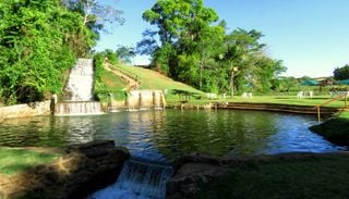 A menos de 1h de Goi&acirc;nia, parque de 1 milh&atilde;o de metros quadrados re&uacute;ne cachoeiras, lago e trilhas