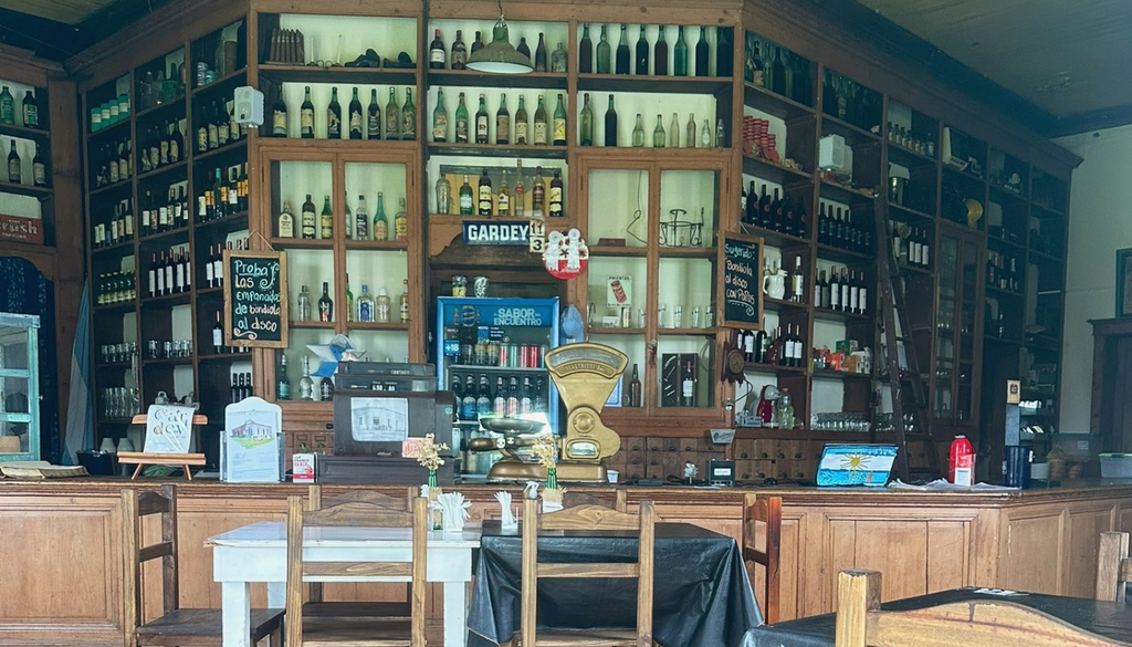 En el bodegón se pueden degustar gastronomía criolla y picadas. Foto: X @gui10road