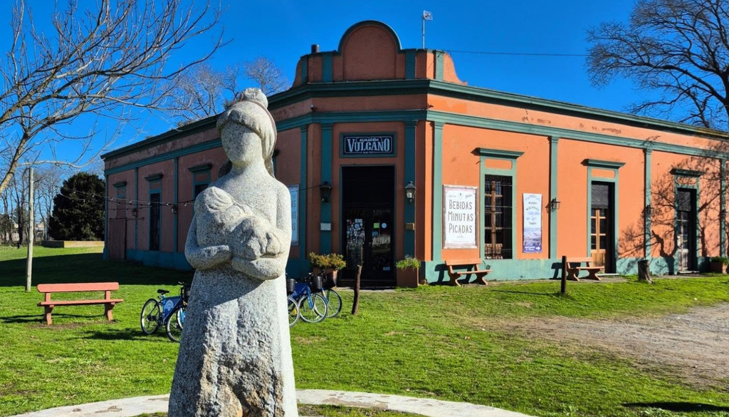 El almacen de ramos generales Vulcano mantiene su fachada y estructuira, y actualmente funciona un bodegón en el sitio. Foto: Facebook ArgentineanDos