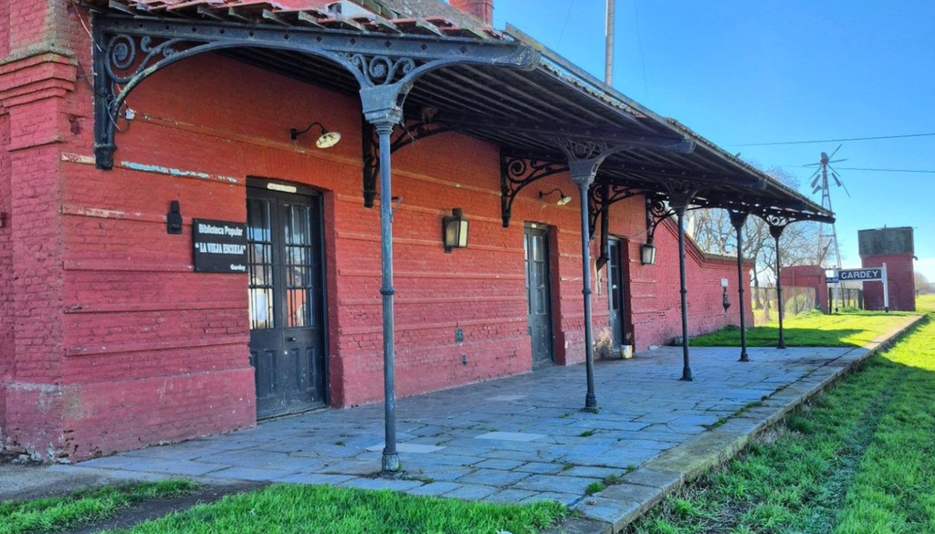 La vieja estación ferroviaria fue refuncionalizada como biblioteca y centro cultural. Foto: Facebook ArgentineanDos