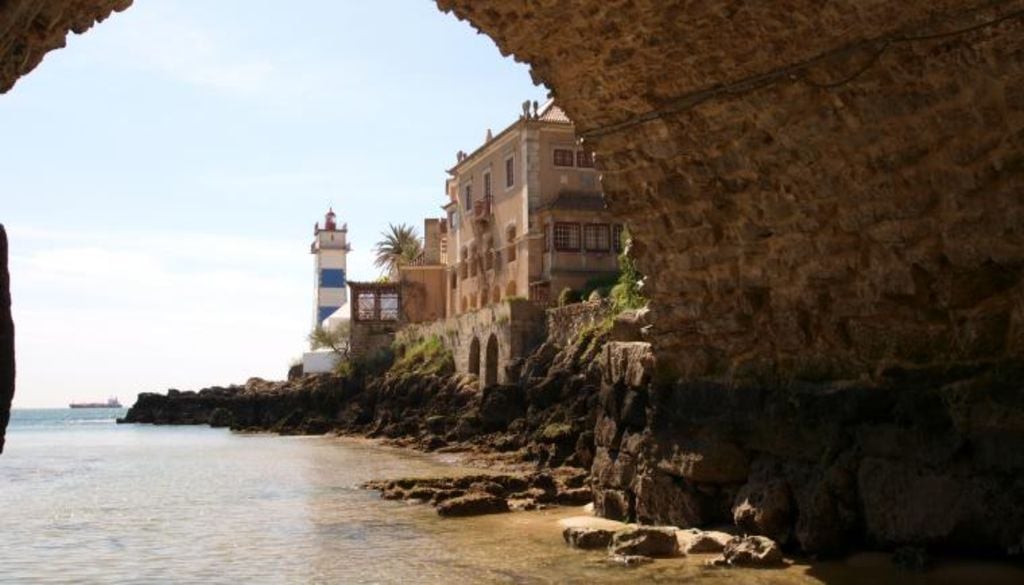 Antes de estender a toalha, convém conhecer o fator que pode transformar completamente a experiência neste pequeno recanto da costa de Cascais. Foto: CM Cascais