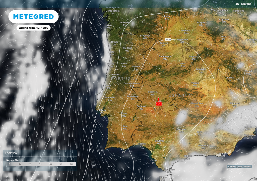 À hora do eclipse, as previsões apontam para céu pouco nublado ou limpo em grande parte de Portugal continental, com condições especialmente favoráveis no interior. A maior incerteza concentra-se no litoral Norte e Centro, sobretudo entre Porto e Aveiro, onde poderão persistir algumas nuvens baixas.