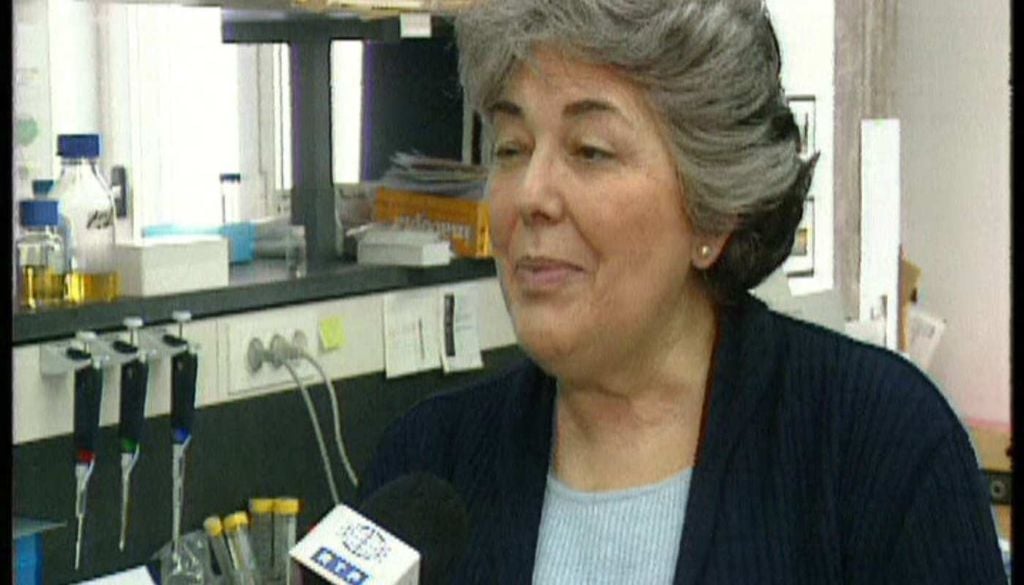 O seu legado permanece vivo na investigação biomédica e nas instituições científicas nacionais.Fonte: RTP Arquivos