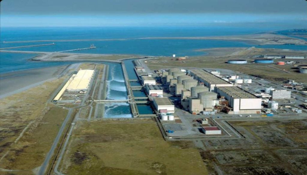A central nuclear de Gravelines, em França, enfrenta os efeitos combinados do calor extremo e das enormes concentrações de medusas nas águas do Canal da Mancha. Fonte: Wikimedia Commons