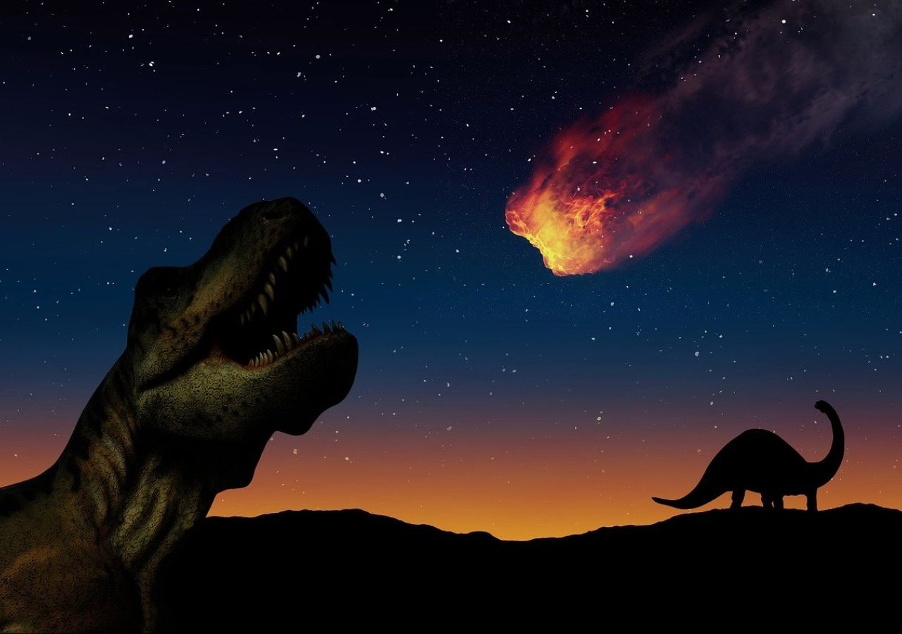 Dinosaurios desprevenidos observan un asteroide que se dirige hacia la Tierra. Crédito: Pixabay