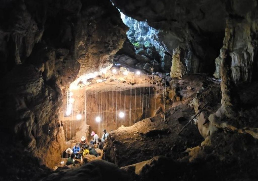 excavación arqueológica dentro de una cueva