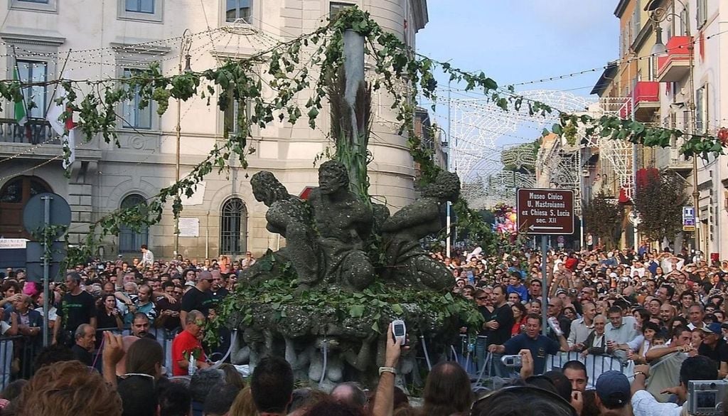 Il momento del Miracolo delle Fontane che danno vino, che richiama sempre una grande folla a Marino - Alessio Damato, CC BY-SA 3.0 - Wikimedia Commons